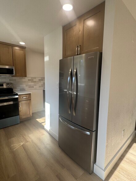 New stainless steel refrigerator - 3948 S Brandon St