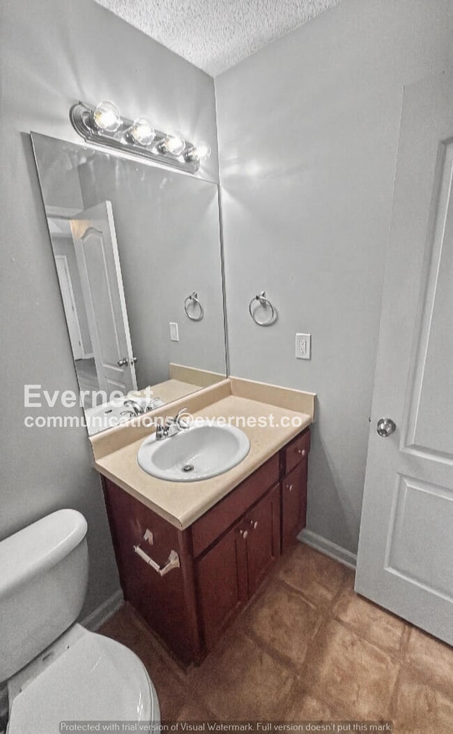 Building Photo - 3 Bed, 2.5 Bath Home with Modern Comforts / Pet-Friendly / Available Now!