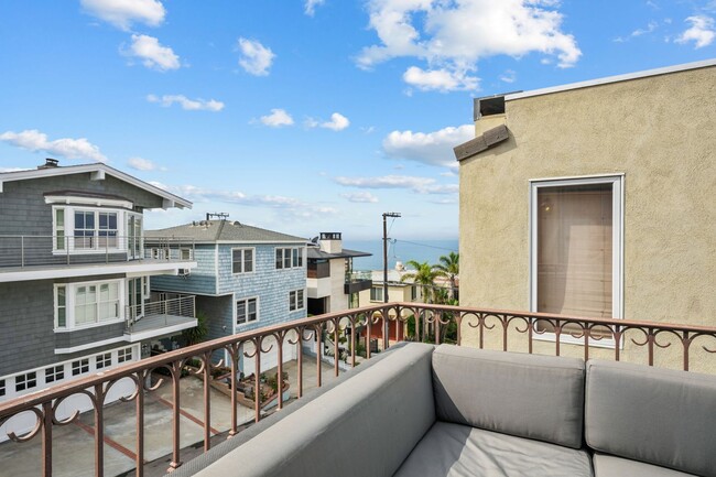 Building Photo - Ocean View 3 bed, 3.5 bath tri-level townh...