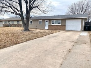 Building Photo - 3bed House with Garage & Fenced in Yard!