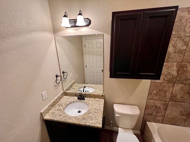 Building Photo - Luxury 3/2 duplex in NBTX