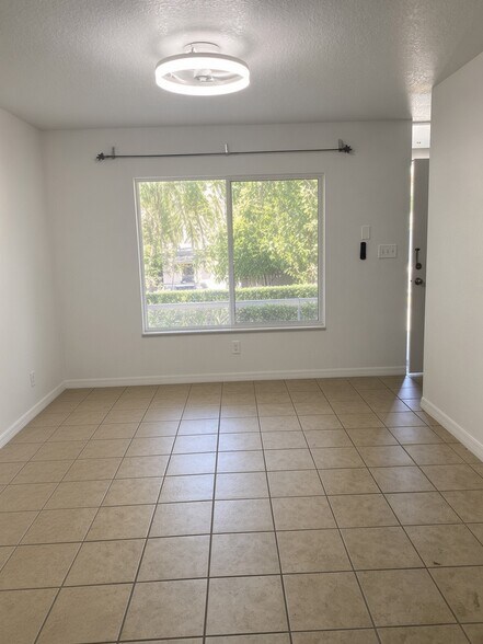 Building Photo - 634 Cohen Way