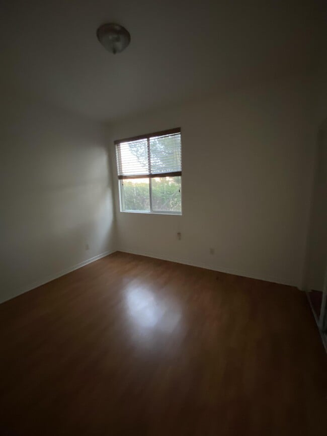 Building Photo - 4350 Club Vista Dr