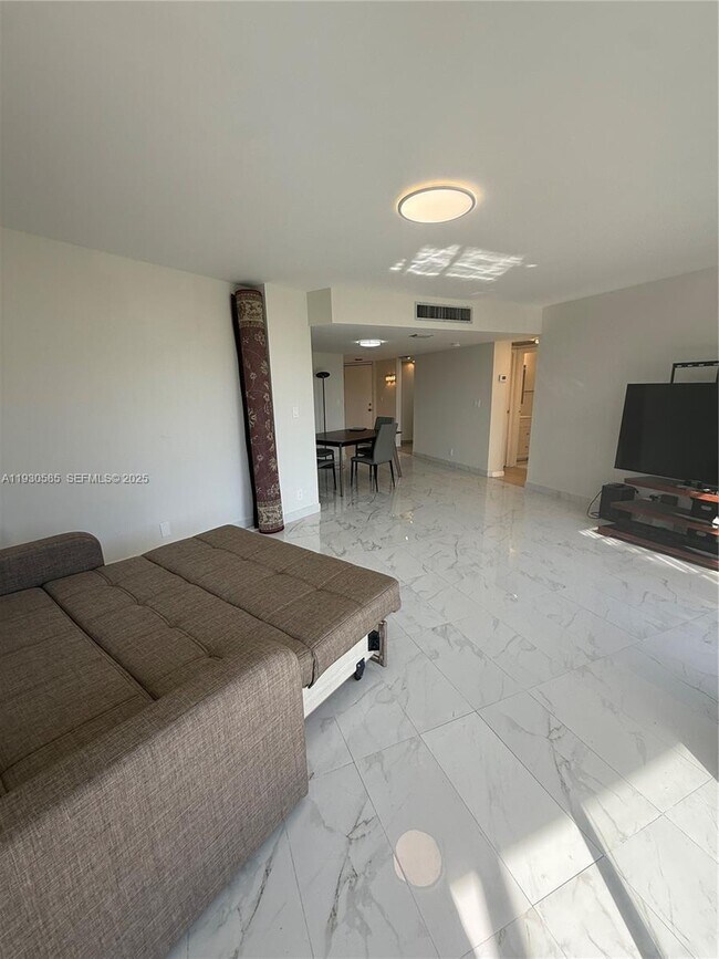 Building Photo - 3475 N Country Club Dr