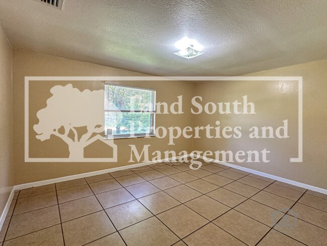 Building Photo - 2527 Crystal Lake Acres Dr