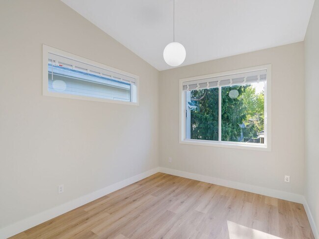 Building Photo - 3bed/2.5 Bath Duplex Unit New Construction...