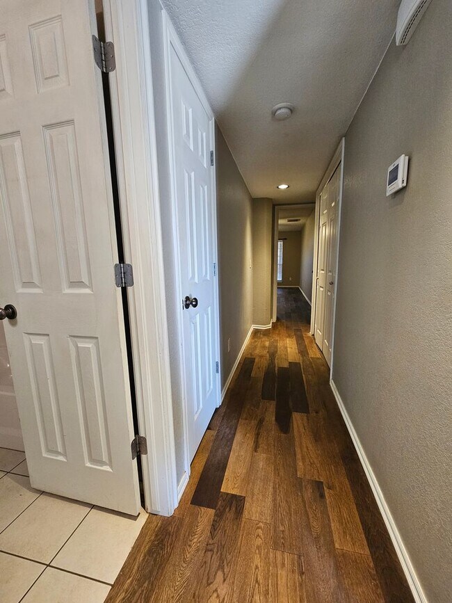 Building Photo - (3) Bed or (2)Bed + Bonus Room/(2.5) Bath in Moore Avail NOW! Pets Negotiable!