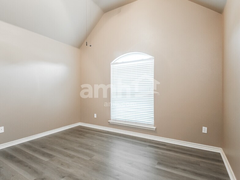 Building Photo - 1628 East Edgewater St S