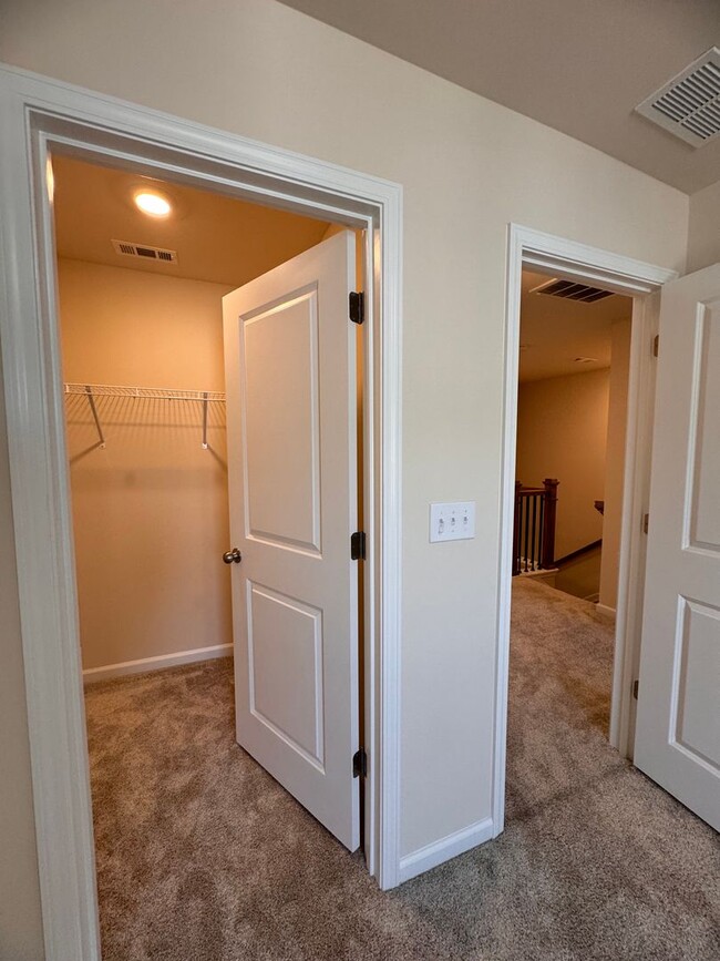 Building Photo - 3BR 2.5BA Townhome