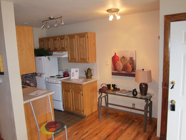 Building Photo - Sunny, Cozy 1 Bedroom Condo - Available fo...