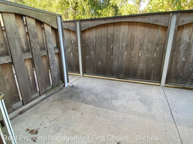 Building Photo - 2 br, 1 bath House - 725 W Stackman Dr #8