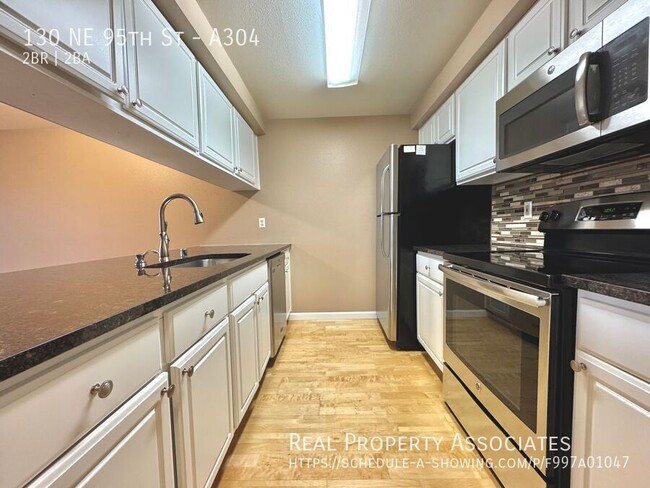 Building Photo - 2 BR/2 Bath Condo Maple Leaf Neighborhood-...