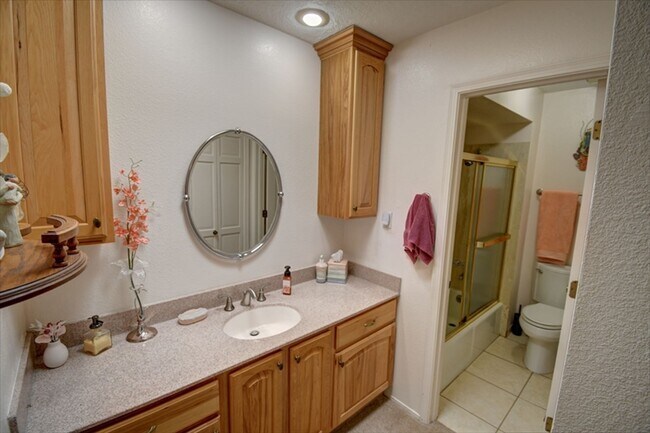 Building Photo - 5835 Elmwood Dr NE