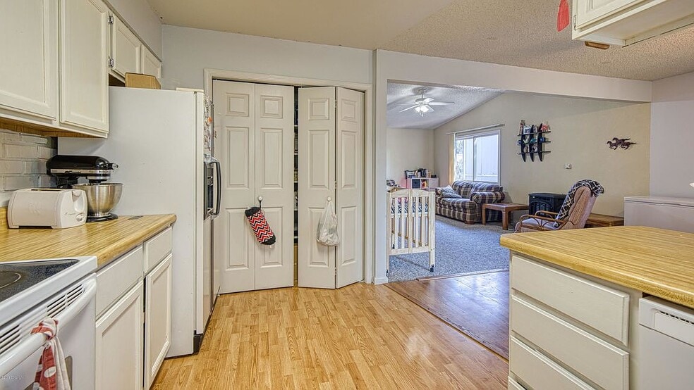 Building Photo - 300 E Laurel St