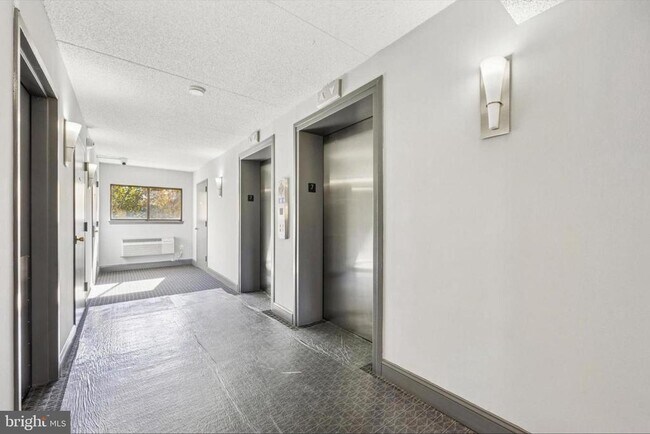 Building Photo - 800 Avondale Rd