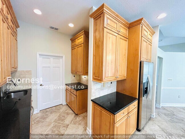 Building Photo - 6 Bed/4 Bath Home with Garage / Pet-Friendly / Available Now!