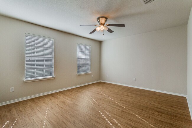 Building Photo - Ready for Rent!
