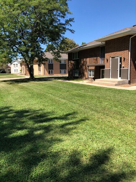 Building Photo - Immaculate Updated 2 Bedroom with 1 Bath