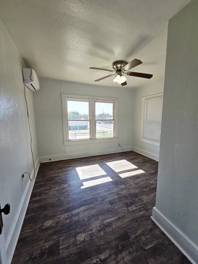 Building Photo - 1001 S Main St