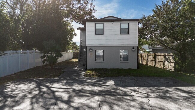 Building Photo - For Rent – Newly Renovated Modern Beach Du...