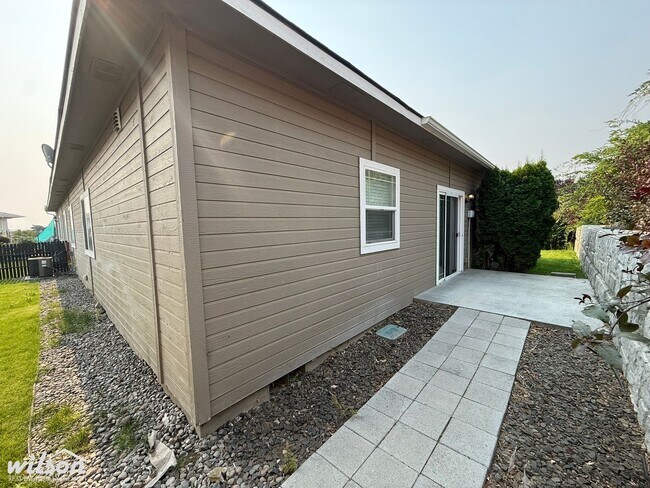 Building Photo - 7905 Skyline Way