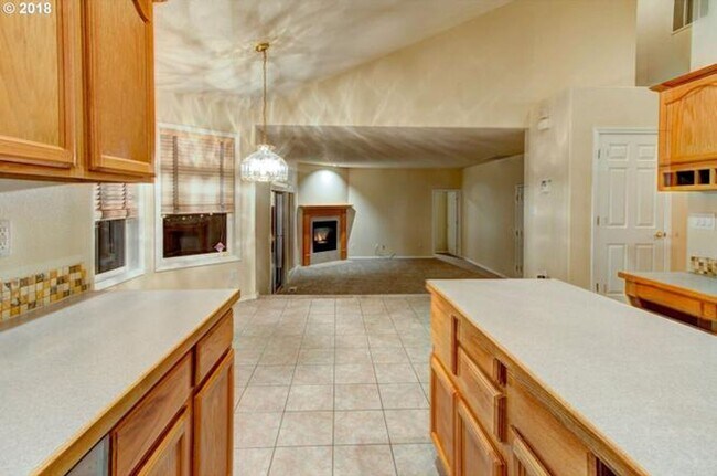 Building Photo - Felida Gem... 4 bedroom, 2.5 bath availabl...