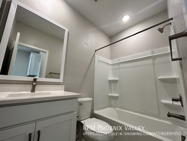 Building Photo - 3 Bed / 2.5 Bath Gilbert Townhome GATED Co...