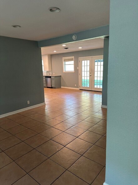 Tile flooring in living, dining, kitchen & hallway - 3917 Lancelot Ln