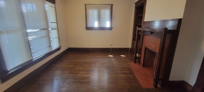 Building Photo - 5 Bedroom House - Walking distance from Central Campus