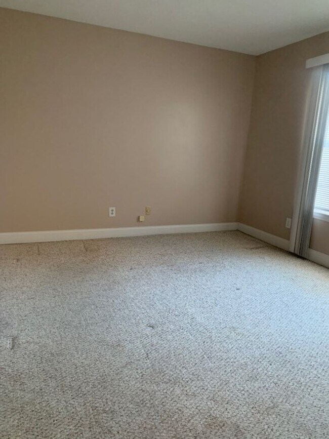 Building Photo - 2 bedroom 2 bath unit- Close to tanglewood!