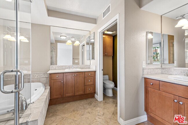 Building Photo - 5831 Seawalk Dr