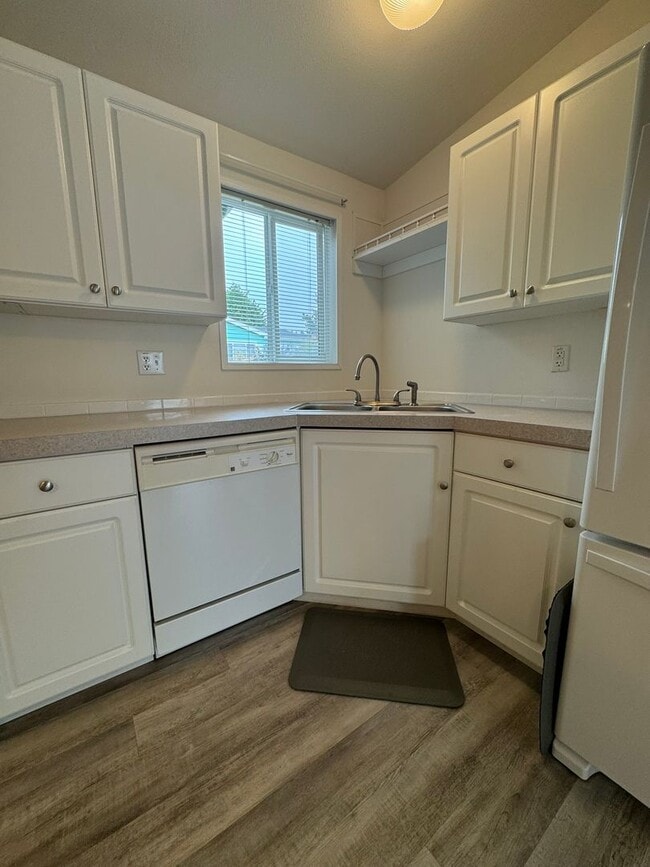 Building Photo - COMING SOON! NOW TAKING APPLICATIONS! An Outdoor Entertainer's Dream on the Majestic Oregon Coast!