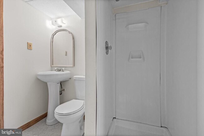 Building Photo - 405 Holly Glen Dr