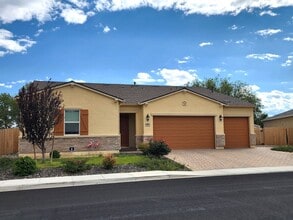 Building Photo - Large- single story home in the Stonebrook area of Sparks, NV.