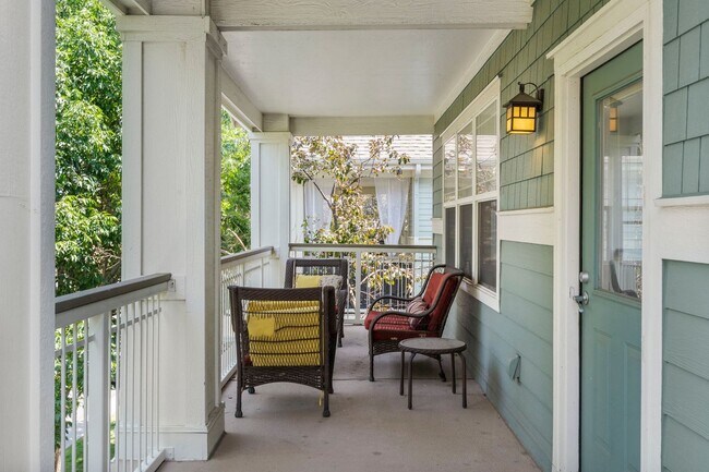 Building Photo - Updated Central Park Condo for Lease