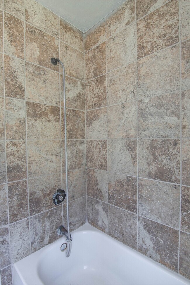 Building Photo - 15806 Val Verde Dr