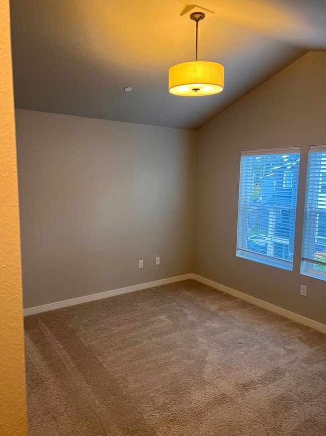 Building Photo - Modern 3-Bedroom Condo in the Heart of Lyn...