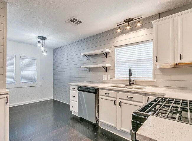 Building Photo - Fully Remolded 2bed/2bath with a Versatile...
