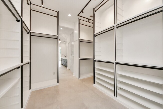 Building Photo - 23514 Bellina Dr