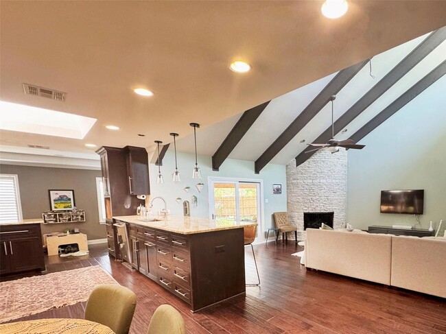 Building Photo - 4803 Woodside Dr