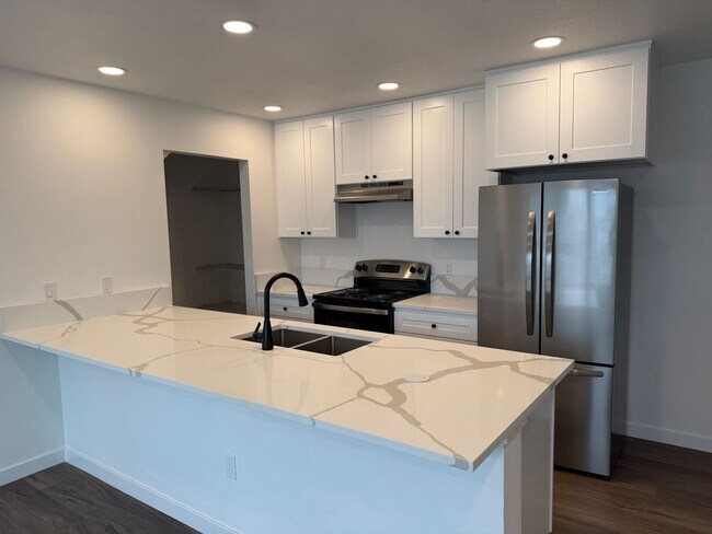 Building Photo - Brand new 3 bedroom 3 full bath townhouse in Thurston!