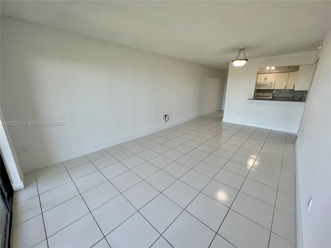 Building Photo - 9591 Fontainebleau Blvd