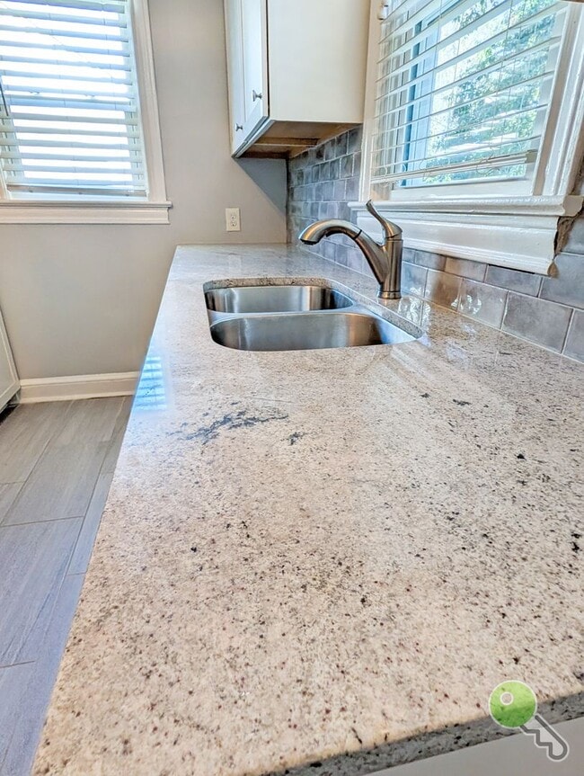 Building Photo - Charming Updated 2BR Home Near Downtown Greenville