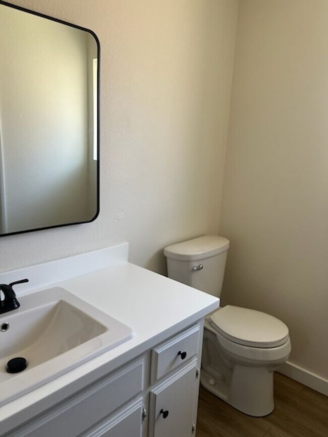 Building Photo - 722