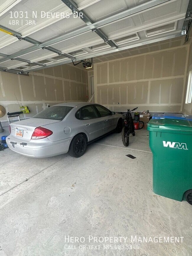 Building Photo - 1031 Devers Dr