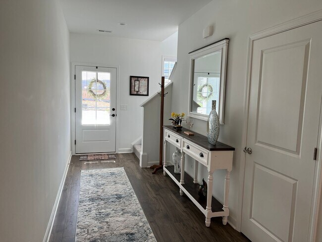 Building Photo - Beautiful Home in the Westhill Community - 6 Months Lease