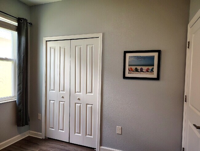 Building Photo - "Resort-Style Living in Davenport: Spacious 4-Bedroom Home with Solar Panels, Internet Included &...