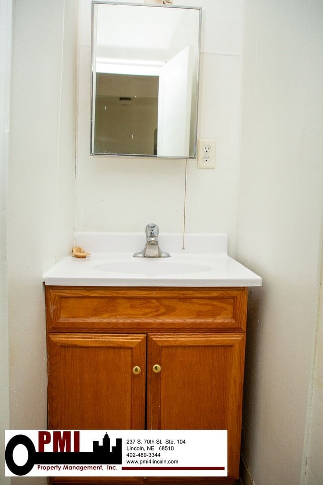 Building Photo - 1 Bedroom, 1.5 Bathroom, House For Rent Av...