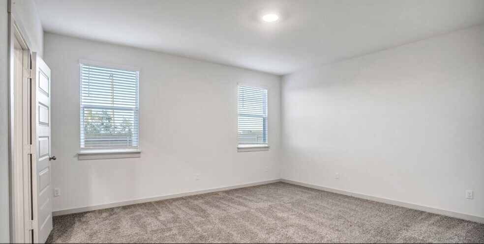 Master bed - 10601 Seguin St