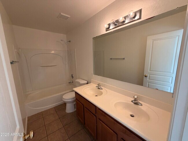 Building Photo - 422 E Saddle Way